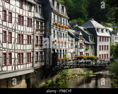 Maisons anciennes à colombages au-dessus de la rivière Rur dans la ville de Monschau Eifel / région / Allemagne. Banque D'Images