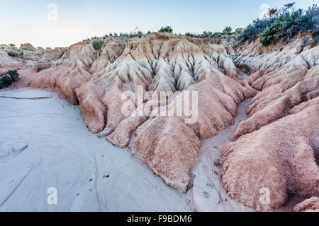 L'Australie, de l'ouest de la Nouvelle-Galles du Sud, région des lacs Willandra Zone du patrimoine mondial, le parc national de Mungo, le lever du soleil au lac Mungo Banque D'Images