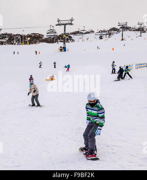 L'embarquement de la neige sur la pente de la montagne, retour Perisher Perisher Valley ski resort, montagnes enneigées, New South Wales, Australie Banque D'Images