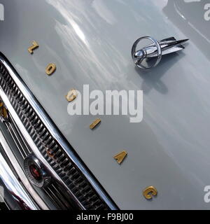 AJAXNETPHOTO. L'année 2013. L'Angleterre. - CLASSIC FORD ZODIAC - L'AVANT DU CAPOT MOTEUR ET GRILLE DE RADIATEUR DE BERLINE. PHOTO:JONATHAN EASTLAND/AJAX REF:GR132109 72869  Banque D'Images