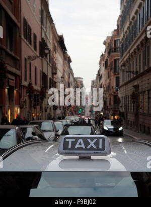 AJAXNETPHOTO. 2015. ROME, ITALIE. - CITY TAXI - Un taxi vous attend personnalisé dans la Via delle Quattro Fontane. PHOTO:JONATHAN EASTLAND/AJAX REF:75787 GX151012 Banque D'Images