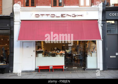 Le célèbre et populaire Yotam Ottolenghi restaurant manger à puce, sur Upper Street à Islington, au nord de Londres, Angleterre, RU Banque D'Images