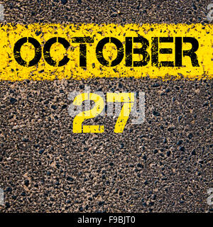 27 octobre journée calendrier écrit plus de signalisation ligne de peinture jaune Banque D'Images