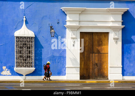 Les femmes péruviennes en costume traditionnel devant un bâtiment de style colonial dans la place principale de Trujillo, ville du nord du Pérou. Banque D'Images