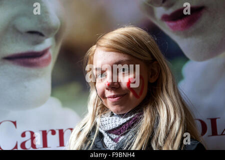 Jeune fille avec un coeur peint sur son visage lors de la traditionnelle de carnaval sur la Vieille Ville, Prague, République Tchèque Banque D'Images