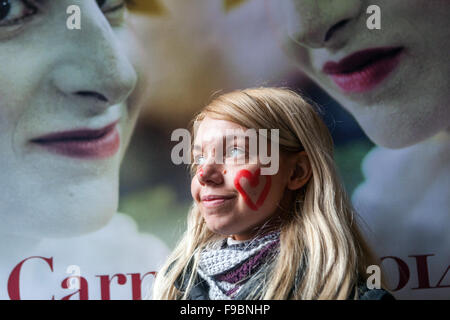 Jeune femme avec un cœur peint sur son visage pendant le défilé traditionnel du carnaval, vieille ville, Prague, République tchèque Banque D'Images