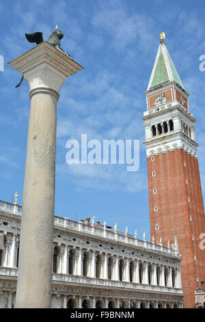 Beffroi et lion ailé colonne dans la place Saint Marc, Venise Banque D'Images