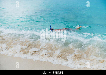 A 30 ans, femme, et tubas dans les eaux peu profondes de la mer des Caraïbes, à Sainte-Croix, les Îles Vierges des États-Unis. Banque D'Images