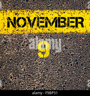 9 novembre journée calendrier écrit plus de signalisation ligne de peinture jaune Banque D'Images