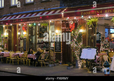 Saison de vacances sur Mulberry Street dans la Petite Italie, NYC Banque D'Images