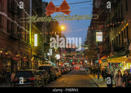 Saison de vacances sur Mulberry Street dans la Petite Italie, NYC Banque D'Images