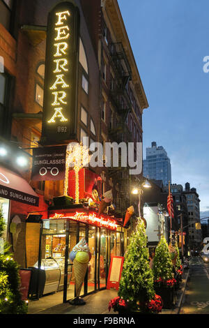 Saison de vacances sur Mulberry Street dans la Petite Italie, NYC Banque D'Images