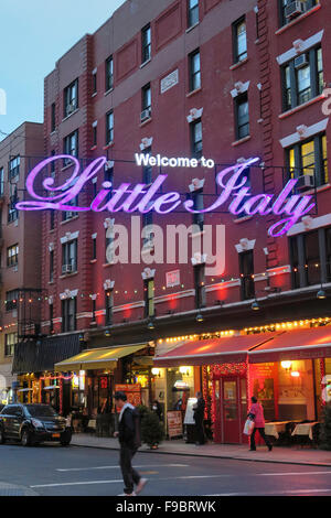 Saison de vacances sur Mulberry Street dans la Petite Italie, NYC Banque D'Images