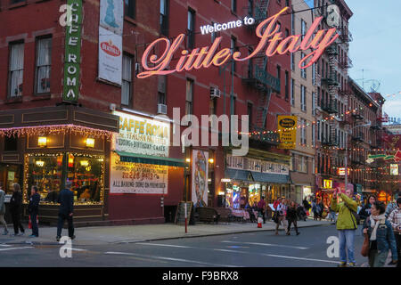 Saison de vacances sur Mulberry Street dans la Petite Italie, NYC Banque D'Images