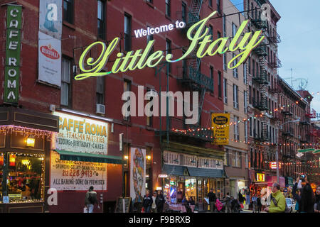 Saison de vacances sur Mulberry Street dans la Petite Italie, NYC Banque D'Images