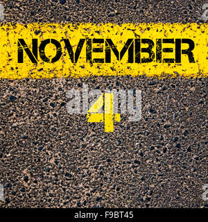 4 novembre journée calendrier écrit plus de signalisation ligne de peinture jaune Banque D'Images