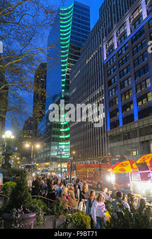 L'Avenue des Amériques avec trottoir bondé pendant la saison de vacances, NYC Banque D'Images