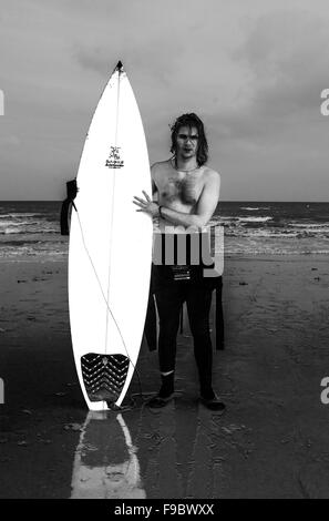 2015 .surf .broadstairs. wet suit, long board, vert, mer, face à l'Est , la marée basse ,sex gonflent ,l'homme, souffrent ,surf ,eau ,vague Banque D'Images