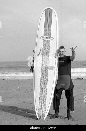 2015 .surf .broadstairs. wet suit, long board, vert, mer, face à l'Est , la marée basse ,sex gonflent ,l'homme, souffrent ,surf ,eau ,vague Banque D'Images