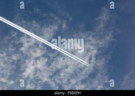 Trace de l'avion dans le ciel nuageux Banque D'Images