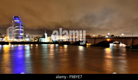 Putney Bridge at night, vu de l'autre côté de la Tamise à Londres Banque D'Images