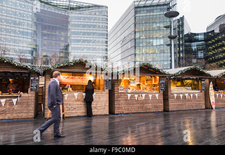 Cale au Marché de Noël de la ville de London Bridge, Southwark, London SE1, par temps humide Banque D'Images