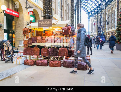 Bloquer la vente de sacs à main en cuir et cartables dans la piscine dans les étals du marché de Noël Hays Galleria, More London, Southwark SE1 Banque D'Images