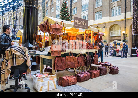 Bloquer la vente de sacs à main en cuir et cartables dans la piscine dans les étals du marché de Noël Hays Galleria, More London, Southwark SE1 Banque D'Images