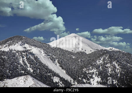 Vue panoramique sur le sommet enneigé du Ghiona montagne trouvé dans la région de Fokida, Grèce centrale Banque D'Images