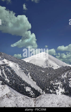 Vue panoramique sur le sommet enneigé du Ghiona montagne trouvé dans la région de Fokida, Grèce centrale Banque D'Images