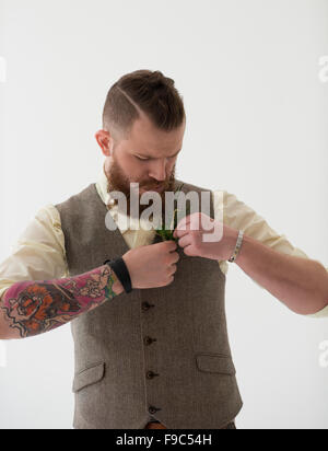 Closeup portrait of modern groom de mettre sur les vêtements et les accessoires avant son mariage Banque D'Images