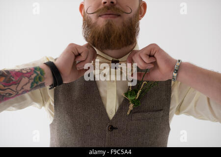 Closeup portrait of modern groom de mettre sur les vêtements et les accessoires avant son mariage Banque D'Images