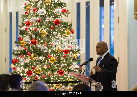 Brooklyn, États-Unis. Le 15 décembre, 2015. Le Président de l'Arrondissement de Brooklyn, L'Eric Adams a assermenté les nouveaux citoyens avec les États-Unis serment d'allégeance à la mairie. Crédit : Louise Wateridge/Pacific Press/Alamy Live News Banque D'Images