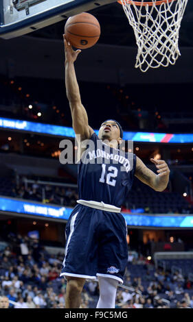 Washington, DC, USA. Le 15 décembre, 2015. 20151215 - Monmouth guard JUSTIN ROBINSON (12) marque contre Georgetown dans la première moitié du Verizon Center de Washington. © Chuck Myers/ZUMA/Alamy Fil Live News Banque D'Images