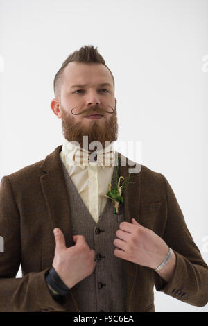 Closeup portrait of modern groom de mettre sur les vêtements et les accessoires avant son mariage Banque D'Images