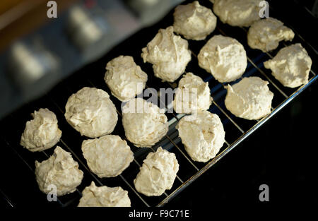 Osnabrück, Allemagne. Dec 11, 2015. Macarons à la noix de coco en photo dans un four à Osnabrück, Allemagne, 11 décembre 2015. La pâte a le goût de l'été et de palmiers mais est associé à Noël, particulièrement en Allemagne. Photo : FRISO GENTSCH/dpa/Alamy Live News Banque D'Images