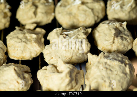 Osnabrück, Allemagne. Dec 11, 2015. Macarons à la noix de coco en photo dans un four à Osnabrück, Allemagne, 11 décembre 2015. La pâte a le goût de l'été et de palmiers mais est associé à Noël, particulièrement en Allemagne. Photo : FRISO GENTSCH/dpa/Alamy Live News Banque D'Images