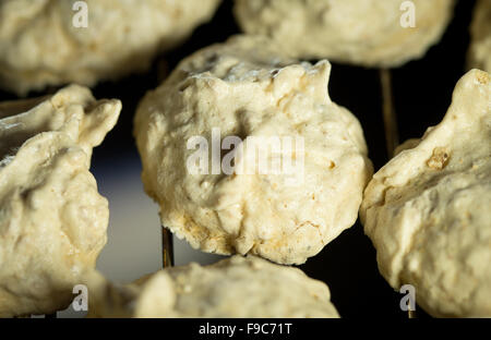 Osnabrück, Allemagne. Dec 11, 2015. Macarons à la noix de coco en photo dans un four à Osnabrück, Allemagne, 11 décembre 2015. La pâte a le goût de l'été et de palmiers mais est associé à Noël, particulièrement en Allemagne. Photo : FRISO GENTSCH/dpa/Alamy Live News Banque D'Images