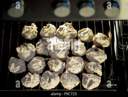 Osnabrück, Allemagne. Dec 11, 2015. Macarons à la noix de coco en photo dans un four à Osnabrück, Allemagne, 11 décembre 2015. La pâte a le goût de l'été et de palmiers mais est associé à Noël, particulièrement en Allemagne. Photo : FRISO GENTSCH/dpa/Alamy Live News Banque D'Images