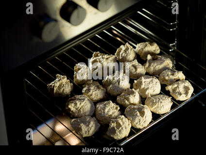 Osnabrück, Allemagne. Dec 11, 2015. Macarons à la noix de coco en photo dans un four à Osnabrück, Allemagne, 11 décembre 2015. La pâte a le goût de l'été et de palmiers mais est associé à Noël, particulièrement en Allemagne. Photo : FRISO GENTSCH/dpa/Alamy Live News Banque D'Images