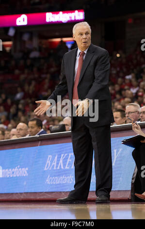 Madison, WI, USA. Le 15 décembre, 2015. L'entraîneur-chef du Wisconsin Badgers Bo Ryan #  pendant le match de basket-ball de NCAA entre le Texas A&M - Corpus Christi les insulaires et les Wisconsin Badgers au Kohl Center à Madison, WI. Les blaireaux défait les Islanders 64-49. John Fisher/CSM/Alamy Live News Banque D'Images