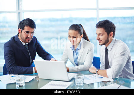 Businessman showing la présentation sur ordinateur pour ses collègues Banque D'Images