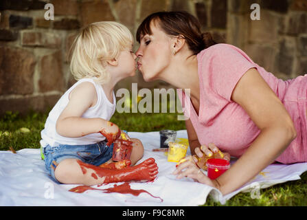 Peinture enfant mignon avec des couleurs vibrantes dans le jardin Banque D'Images