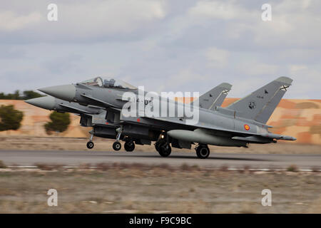 Une paire de Spanish Air Force Typhoon jets décollant au cours de l'exercice Trident Stade, Albacete, Espagne. Banque D'Images