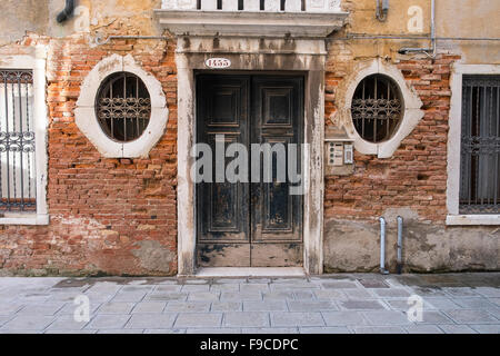 Porte d'entrée typique à Venise Banque D'Images