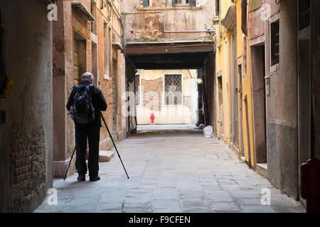 Photographe dans une calle à Venise Banque D'Images
