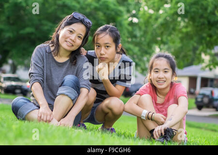 Asain mère chinoise avec ses deux adolescent grils Banque D'Images