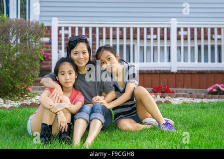 Asain mère chinoise avec ses deux adolescent grils Banque D'Images