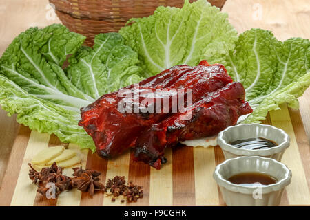 La cuisine cantonaise Char siu littéralement "fork-roast' sur une planche à découper Banque D'Images