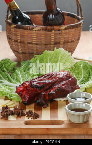 La cuisine cantonaise Char siu littéralement "fork-roast' sur une planche à découper Banque D'Images